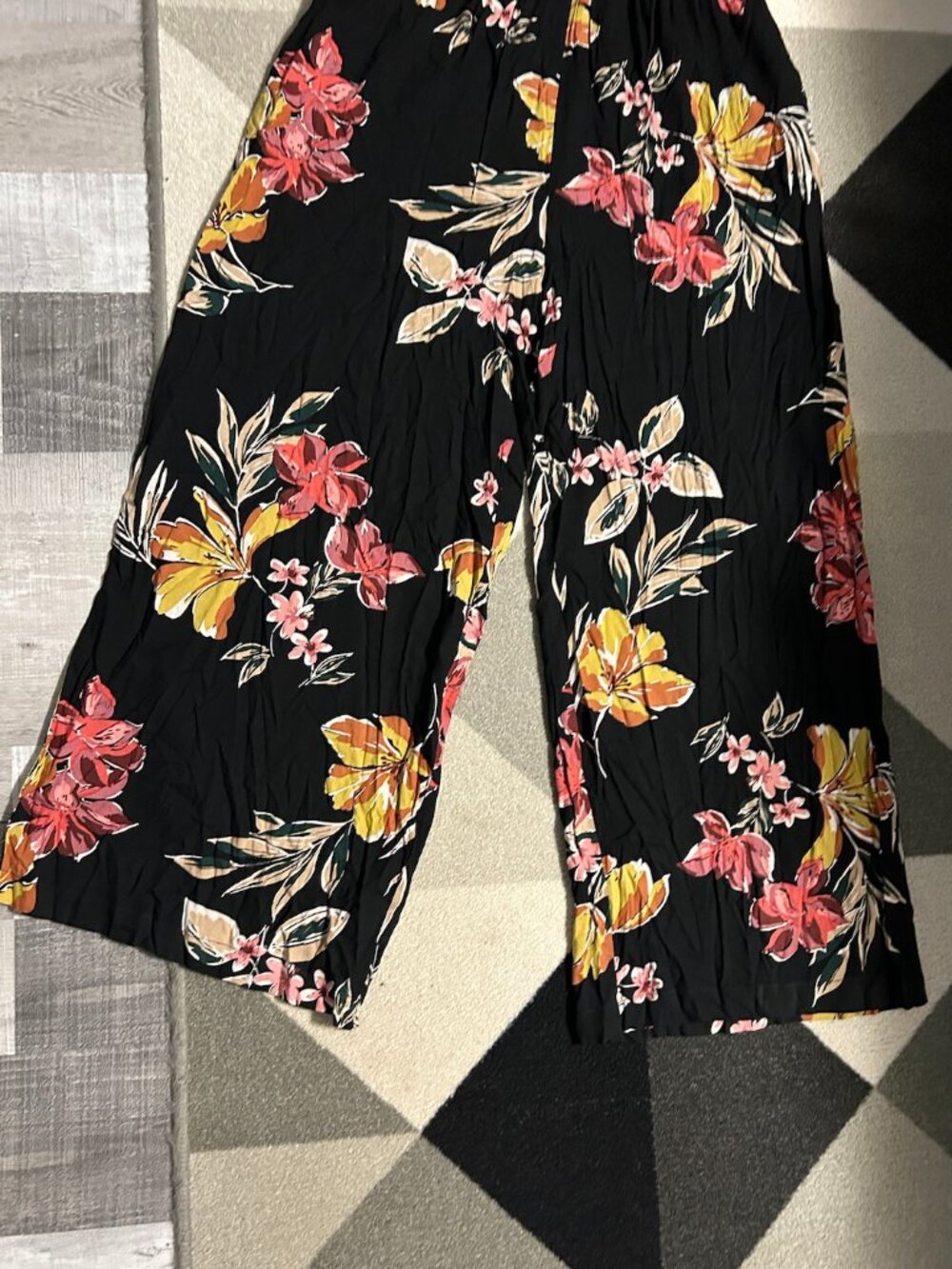 NWT Patrons of Peace Black Tropical Floral Smocked Wide Leg Jumpsuit Women's S - Picture 6 of 11